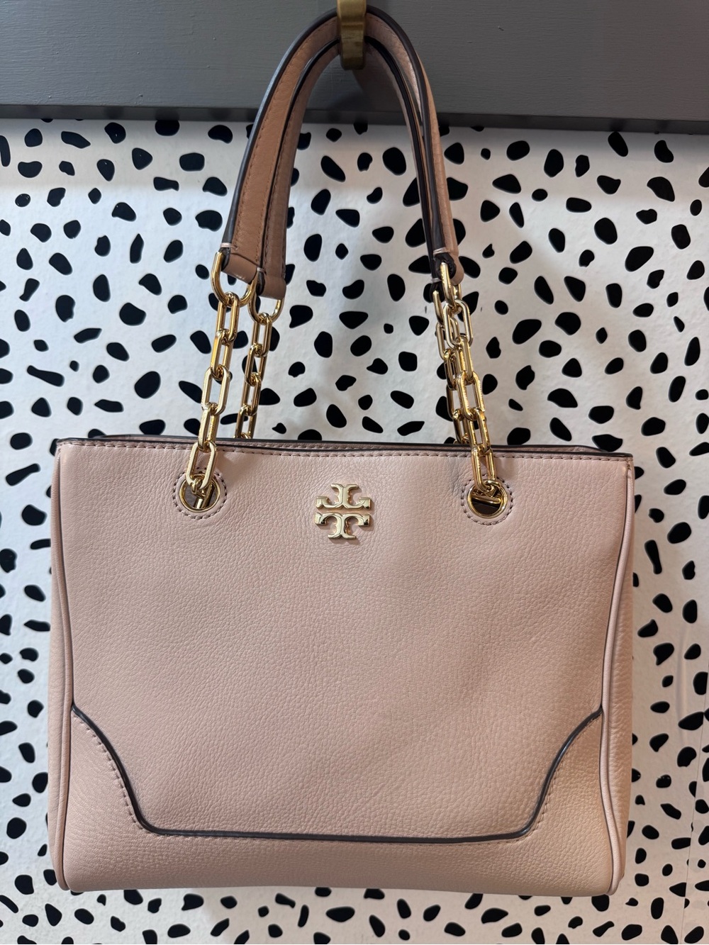 This Tory Burch Marsden small tote is a stylish and functional accessory for any